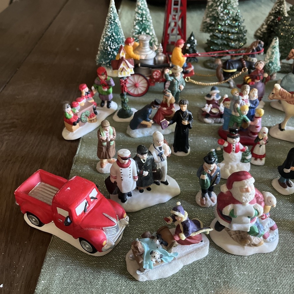 Christmas Village Figures Lot Unbranded ?O'Well Christmas Valley? 45+ Pieces - Picture 2 of 15